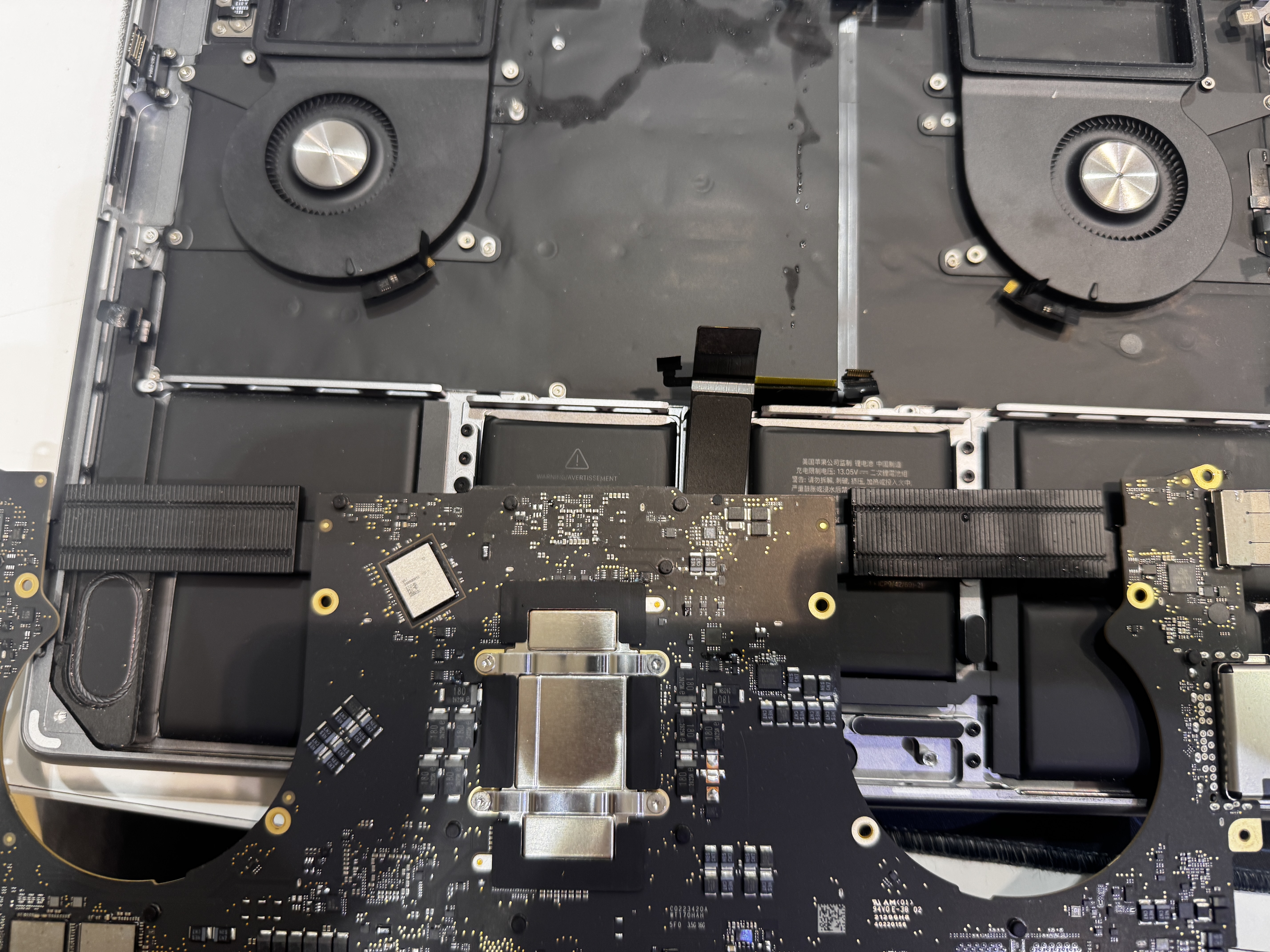 MacBook M4 liquid damage и backlight диагностика